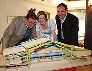 Brauerei Chef Berhard Klier, Ochsenbraterei Wirtin Antje Haberl und Zeltbauer Peter Pletschacher vor dem Modell der neuen Ochsenbraterei (©Foto: Martin Schmitz)